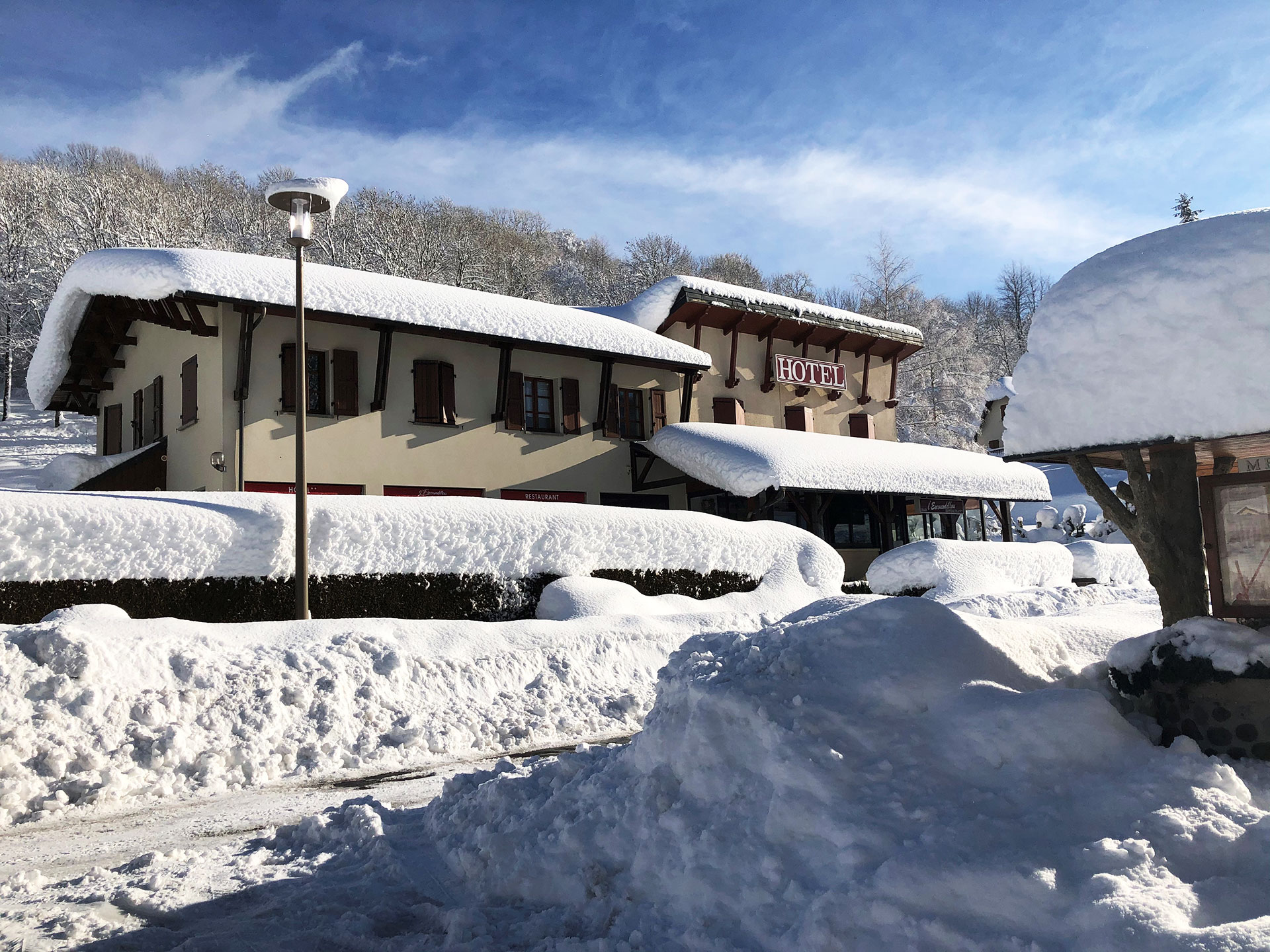 hotel montagne neige ski familiale randonneur